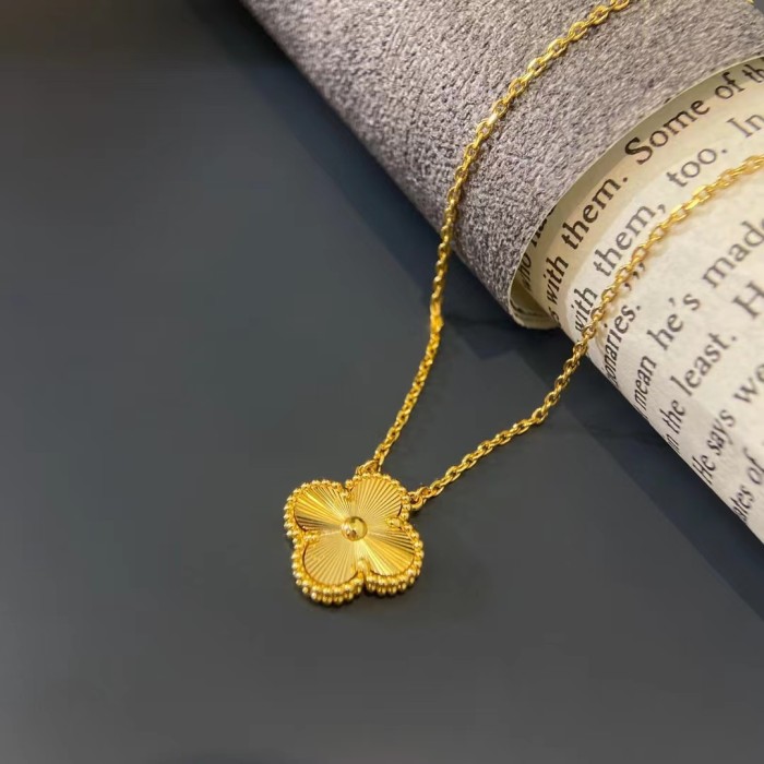 Clover necklace inlaid with diamond v-gold material
