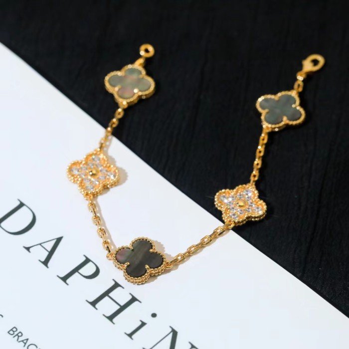 Fourleaf grass bracelet inlaid with diamond agate