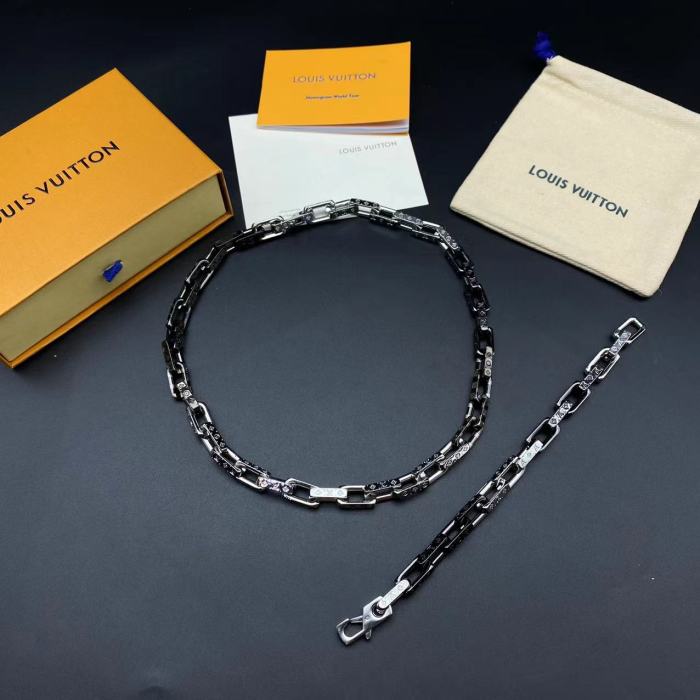 Semi black necklace bracelet