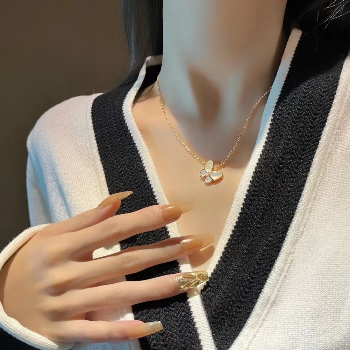 Four-leaved grass necklace fritillaria v gold material