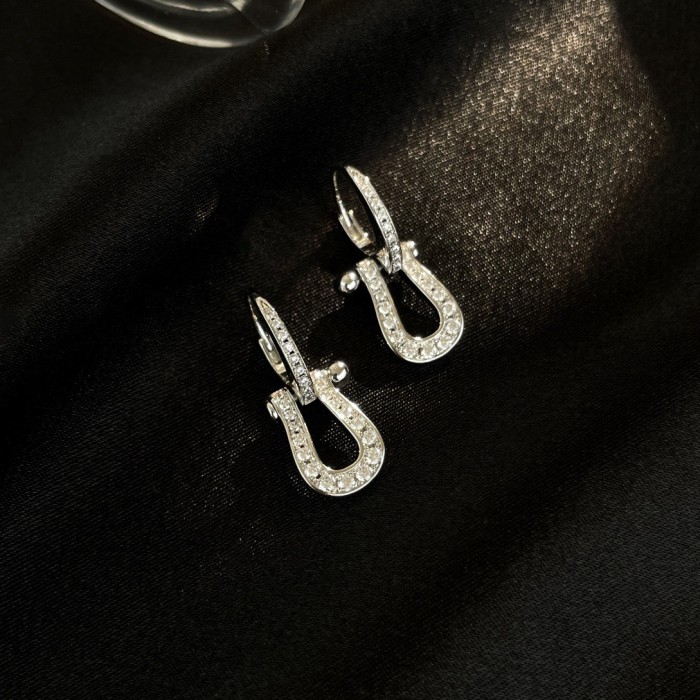 Horseshoe semi-circular earrings