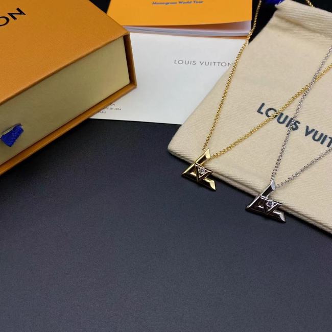 V-triangle relief logo diamond necklace