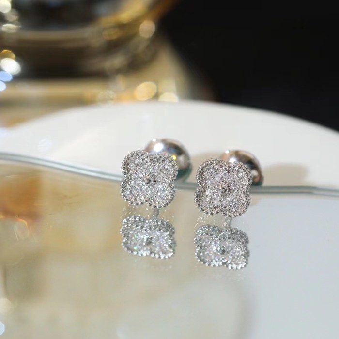 Four-leaved grass earrings inlaid with diamonds