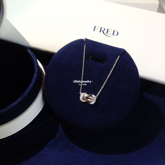 8-shaped diamond necklace