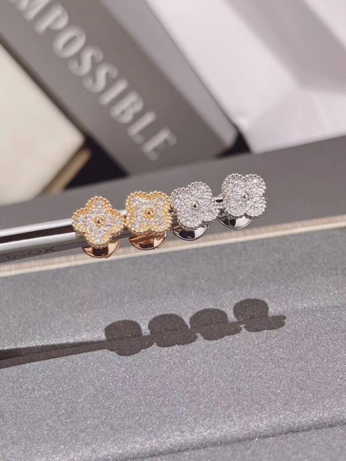 Four-leaved grass earrings inlaid with diamonds