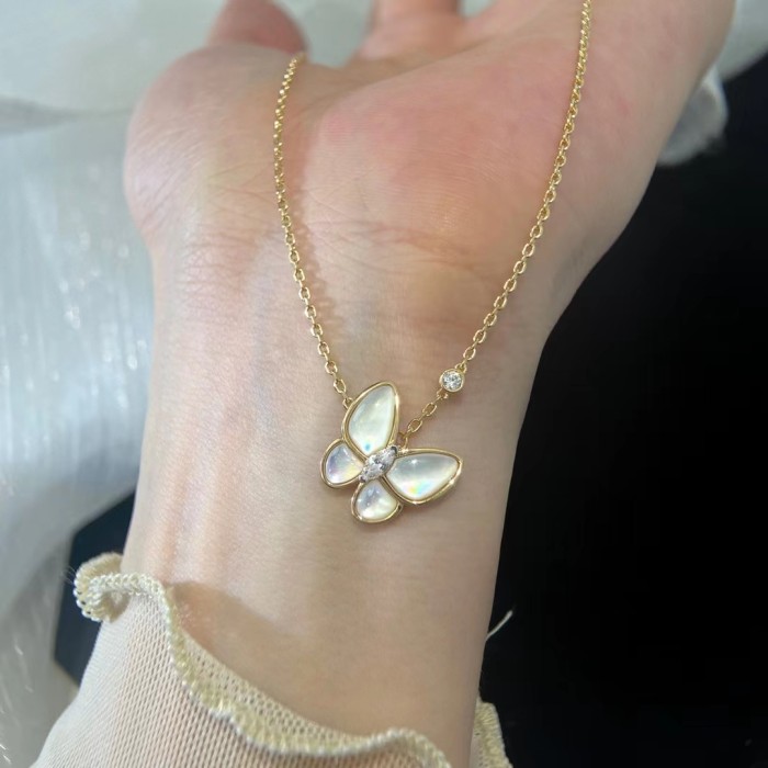 Four-leaved grass necklace fritillaria v gold material