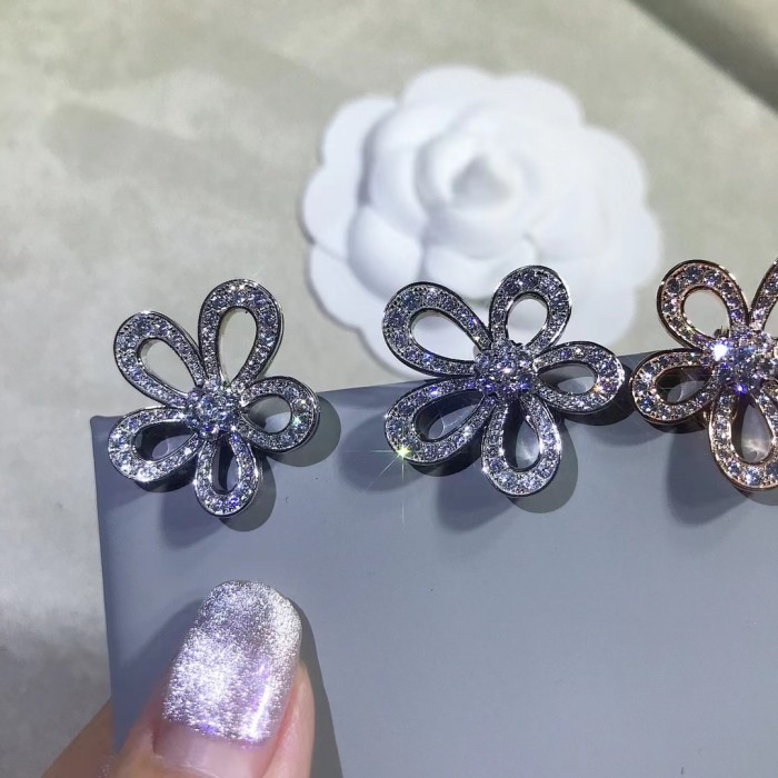 Four-leaved grass earrings inlaid with diamond v-gold material