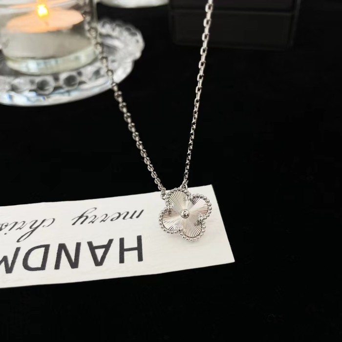 Clover necklace inlaid with diamond v-gold material