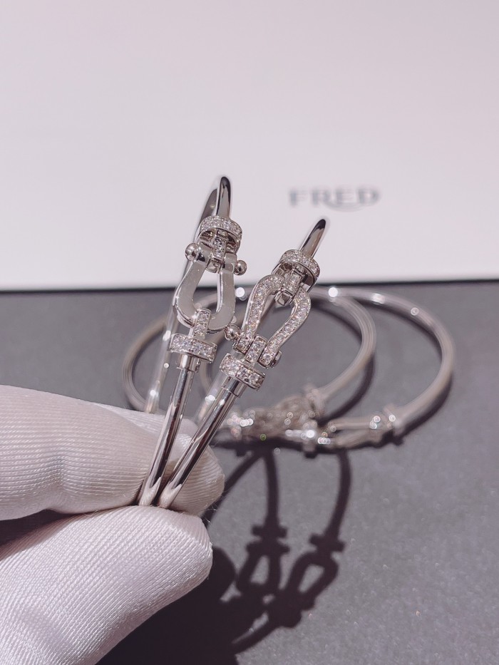 Horseshoe circular bracelet