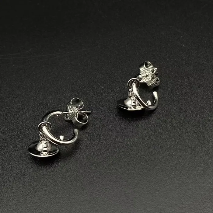 Mini pearl earrings