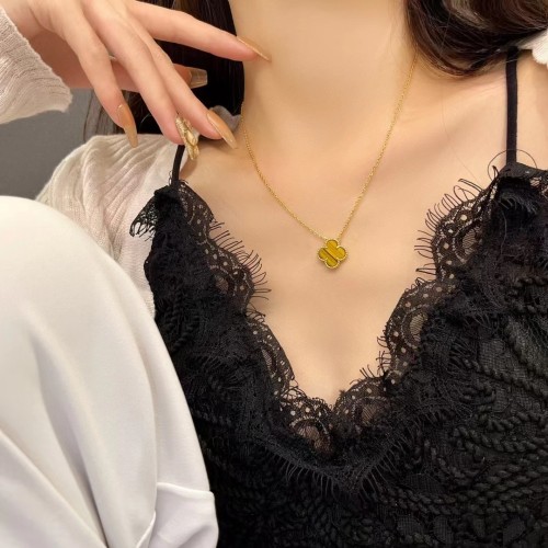 Clover necklace agate
