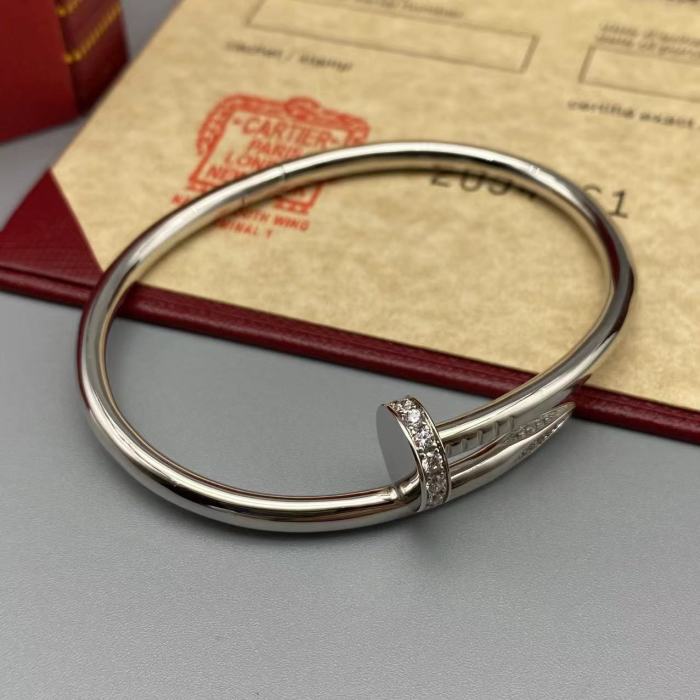 Tricolor nail bracelet with diamond