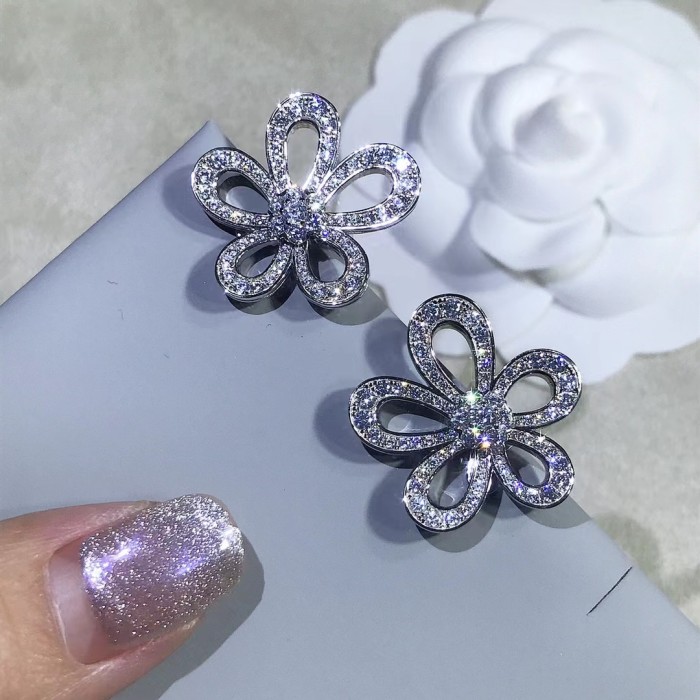 Four-leaved grass earrings inlaid with diamond v-gold material