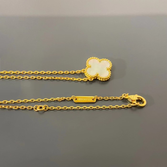 Clover necklace white fritillaria v gold material