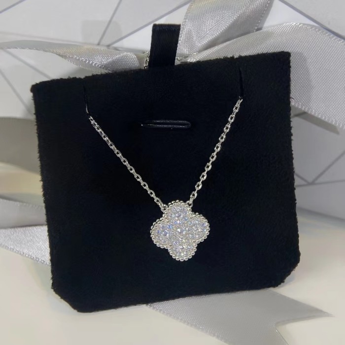 Four-leaved grass diamond necklace