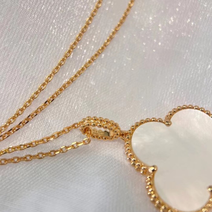 2.5cm Large Four Leaf Grass Necklace