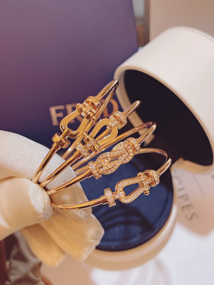 Horseshoe circular bracelet