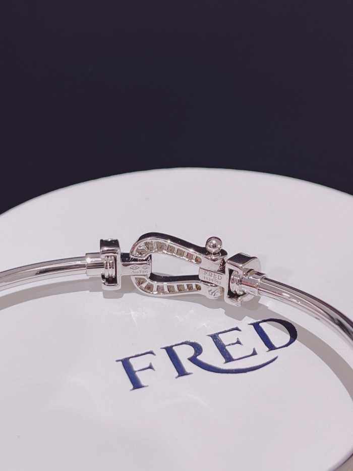 Horseshoe circular bracelet