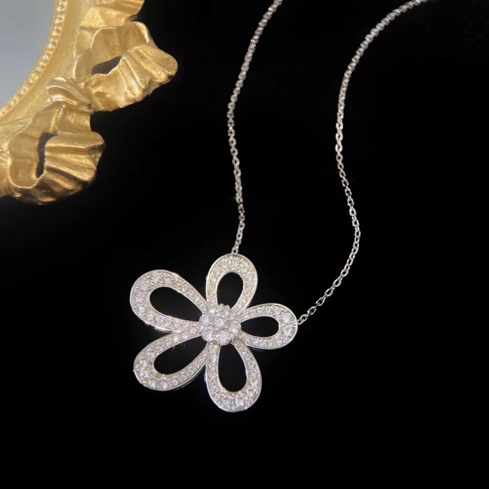 Four-leaved grass necklace inlaid with diamonds, v-gold material, non-fading