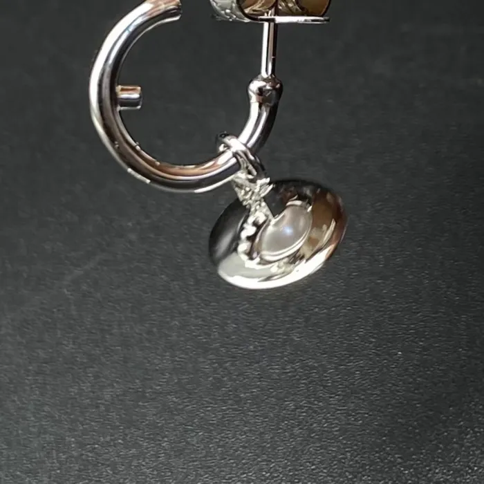 Mini pearl earrings