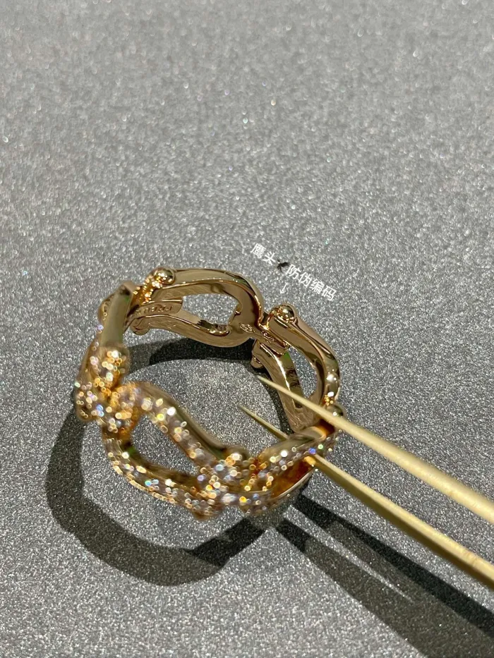 Horseshoe ring