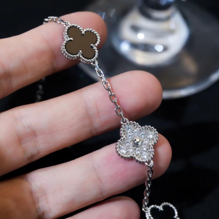 Fourleaf grass bracelet inlaid with diamond agate