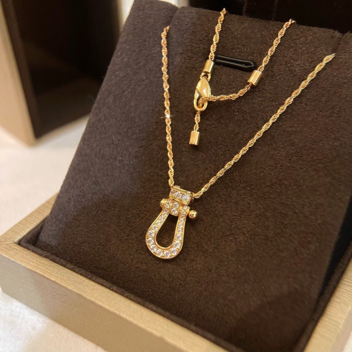 Horseshoe pendant necklace