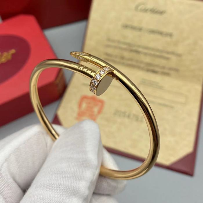 Large nail bracelet with diamond