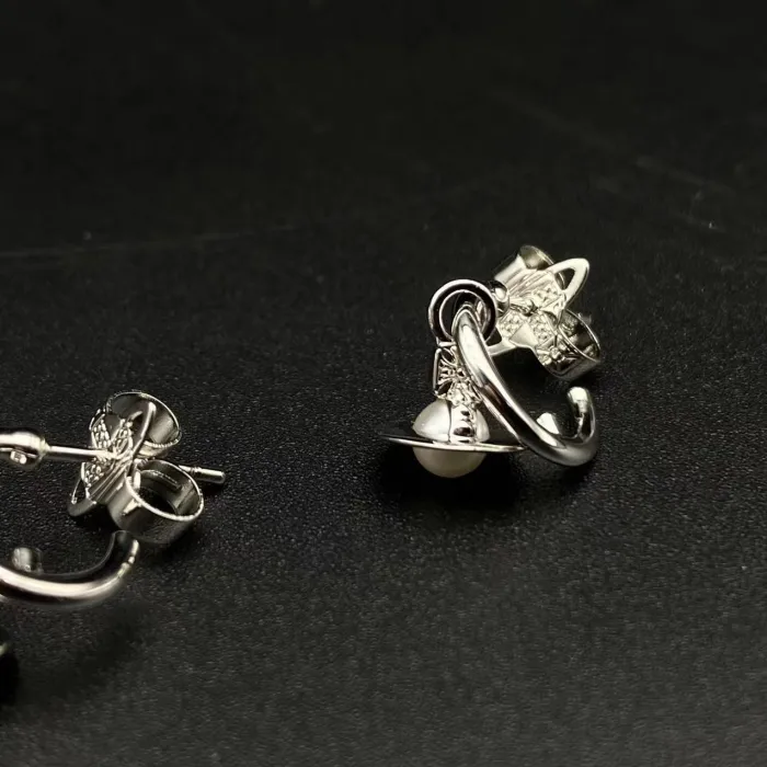 Mini pearl earrings
