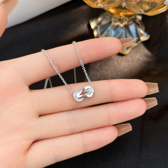 8-shaped diamond necklace