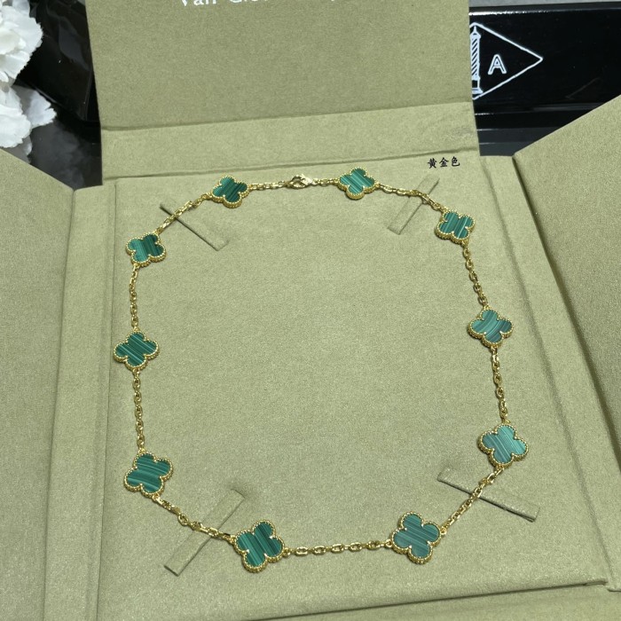 10 Flower Four Leaf Grass Necklace