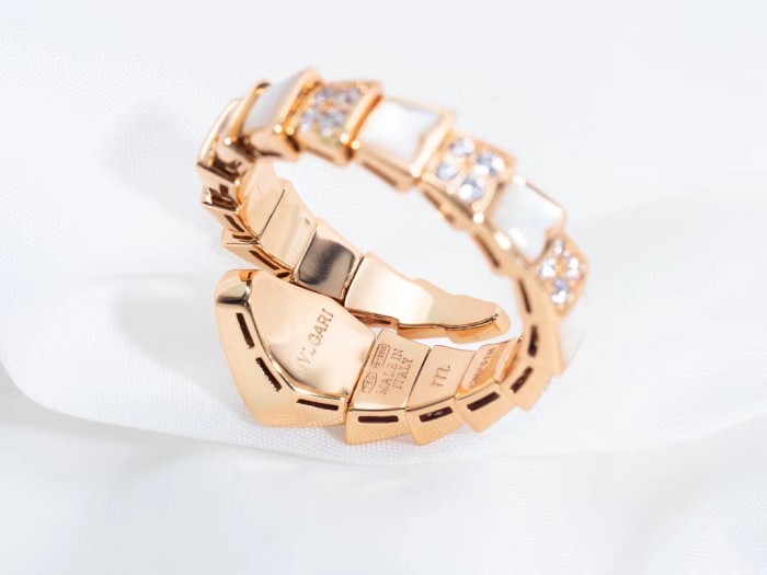 Serpentine diamond ring