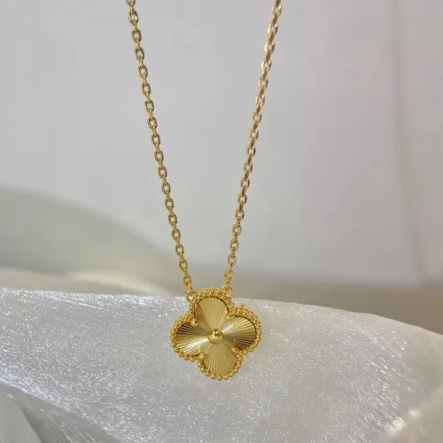 Clover necklace inlaid with diamond v-gold material