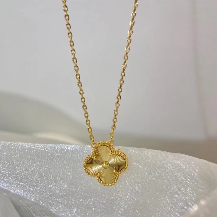 Clover necklace inlaid with diamond v-gold material