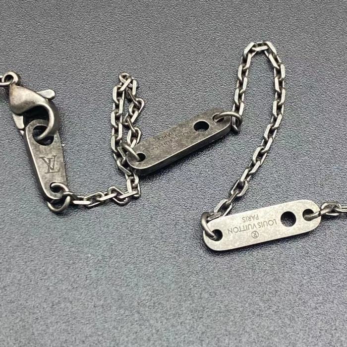 LV经典logo吊坠项链