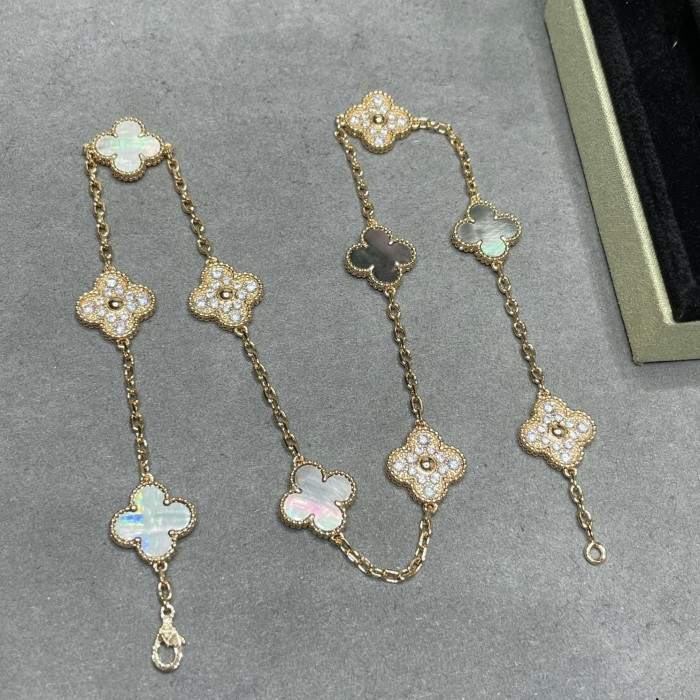 10 Flower Four Leaf Grass Necklace