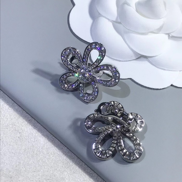 Four-leaved grass earrings inlaid with diamond v-gold material