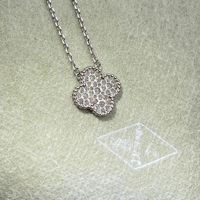 Four-leaved grass diamond necklace
