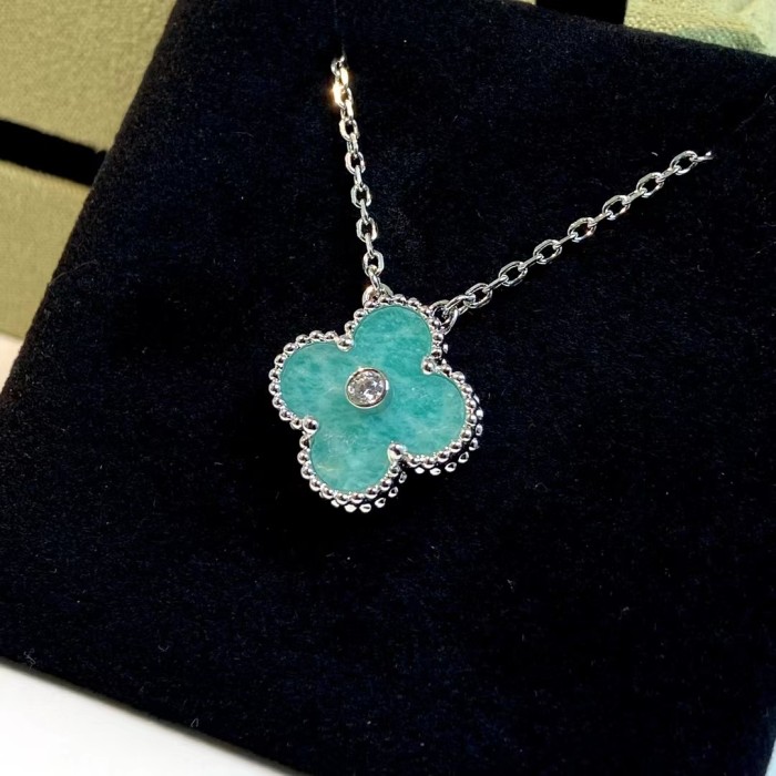 Clover necklace agate v gold material