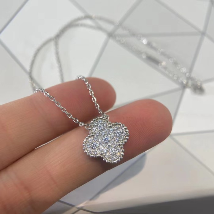 Four-leaved grass diamond necklace