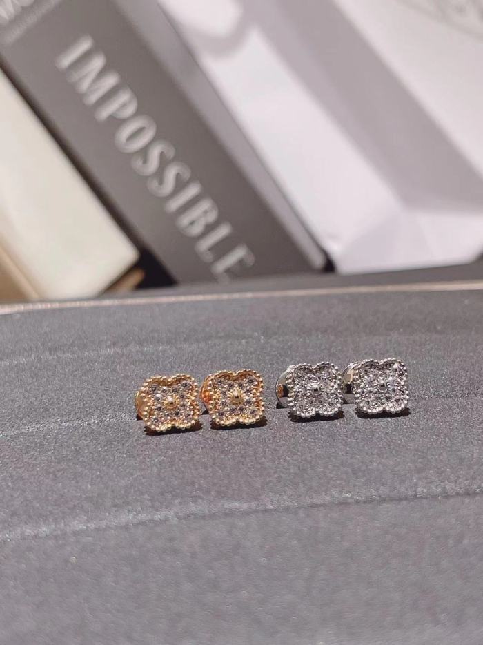 Four-leaved grass earrings inlaid with diamonds