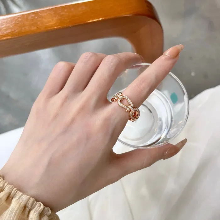 Horseshoe ring