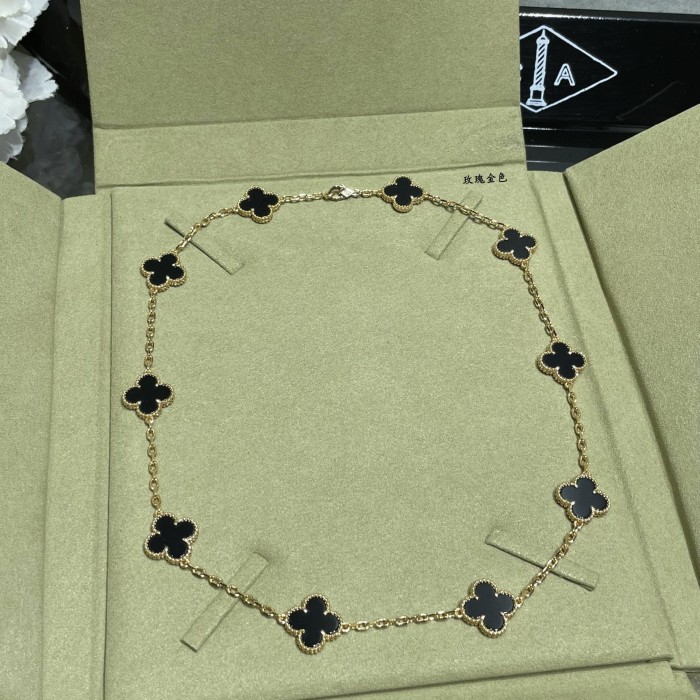 10 Flower Four Leaf Grass Necklace