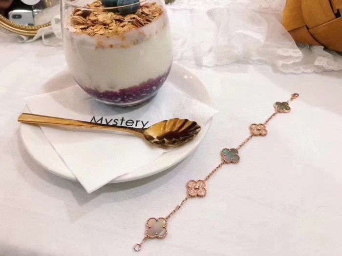 Fourleaf grass bracelet inlaid with diamond agate