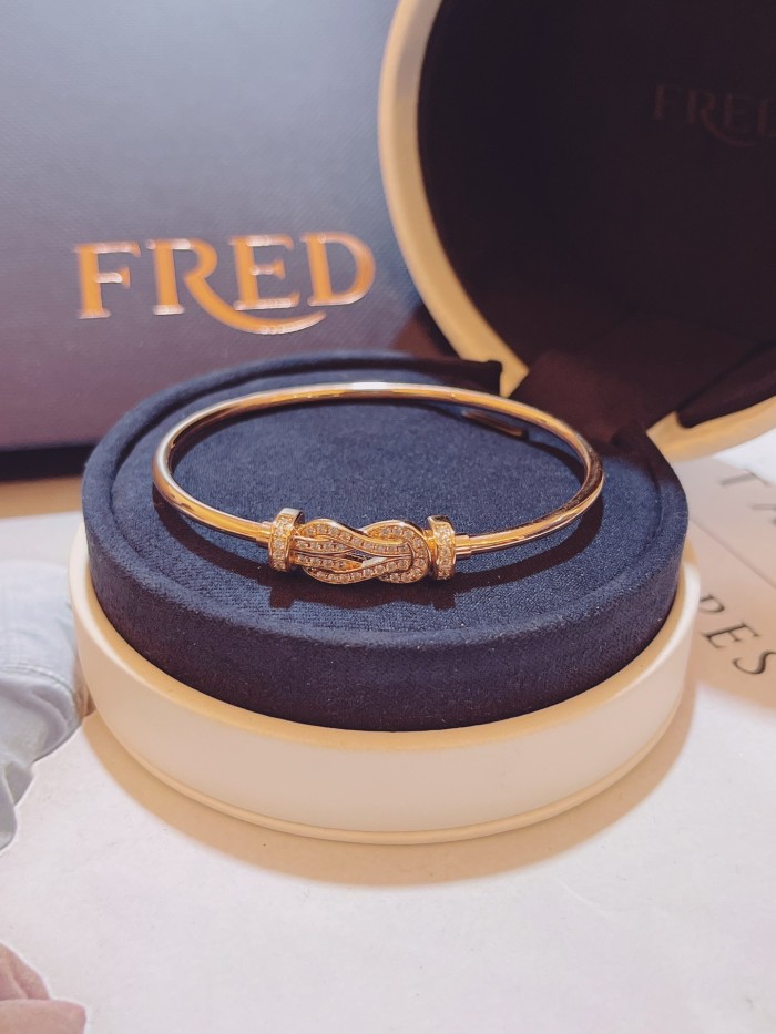 Horseshoe circular bracelet