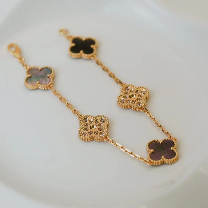 Fourleaf grass bracelet inlaid with diamond agate