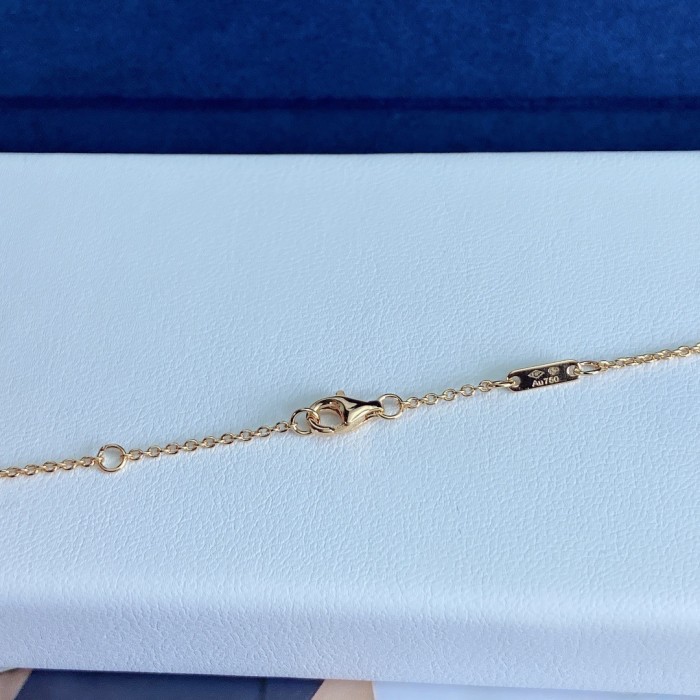 Double layered necklace with 8-shaped full diamond