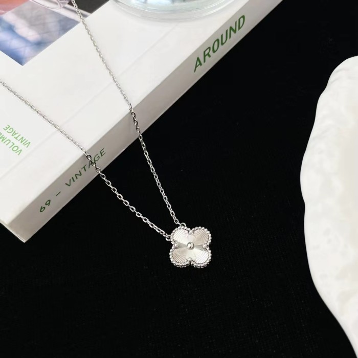 Clover necklace inlaid with diamond v-gold material