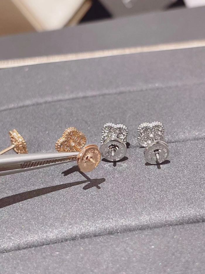 Four-leaved grass earrings inlaid with diamonds