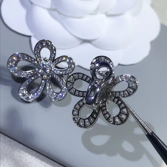 Four-leaved grass earrings inlaid with diamond v-gold material